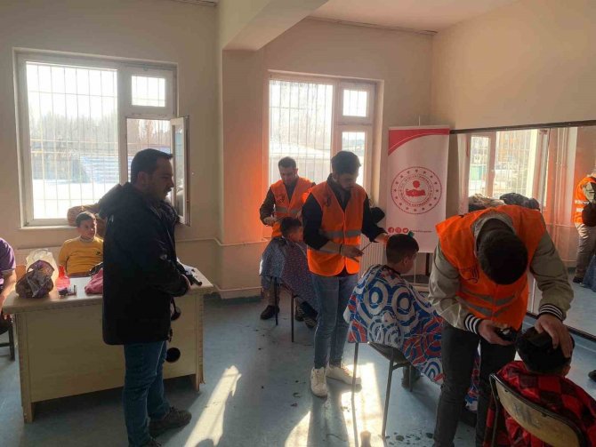 Muradiye’deki Gönüllü Berberler Depremzede Çocukları Tıraş Etti
