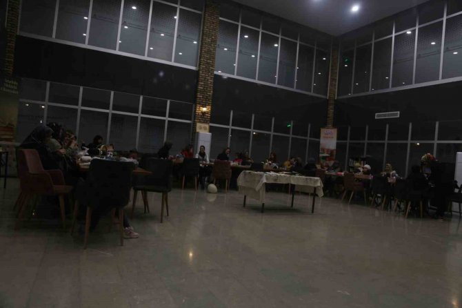 Depremzede Kadınlar Çocuklar İçin Örgü Örüp, Taş Baskı Yaptı