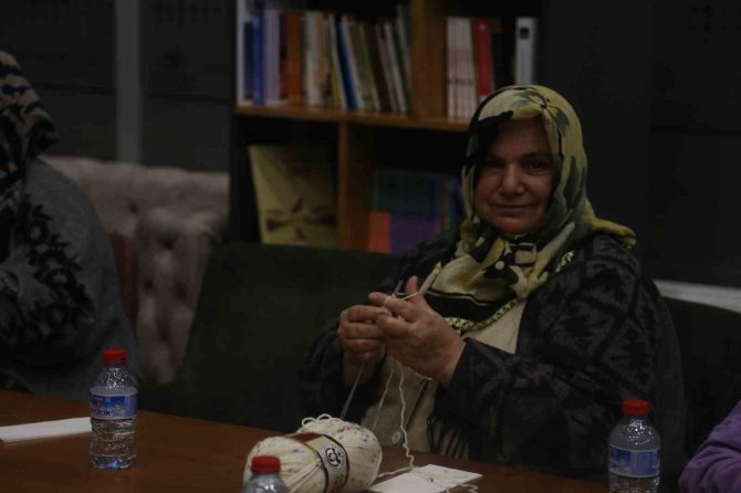 Depremzede Kadınlar Çocuklar İçin Örgü Örüp, Taş Baskı Yaptı