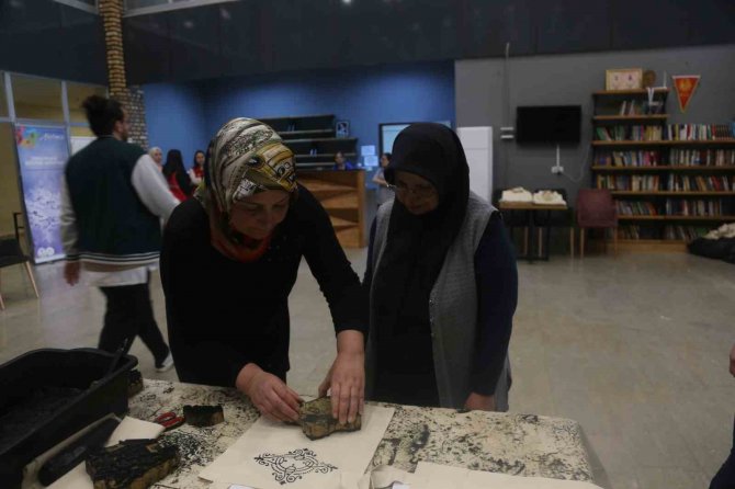 Depremzede Kadınlar Çocuklar İçin Örgü Örüp, Taş Baskı Yaptı