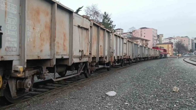 Odun Yüklü 20 Vagon Deprem Bölgesine Gitmek Üzere Yola Çıktı
