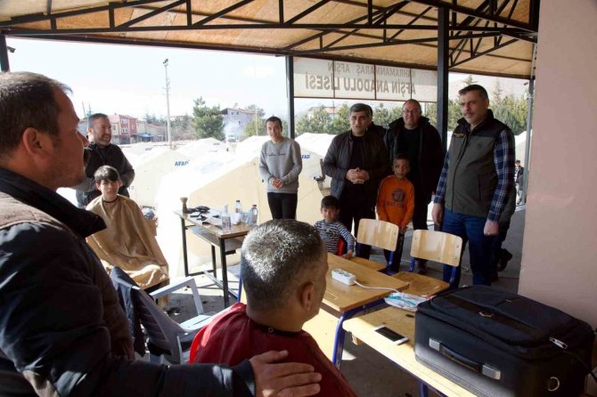 Kahramanmaraş’a Giden Gönüllü Berberler Depremzedeleri Ücretsiz Tıraş Etti