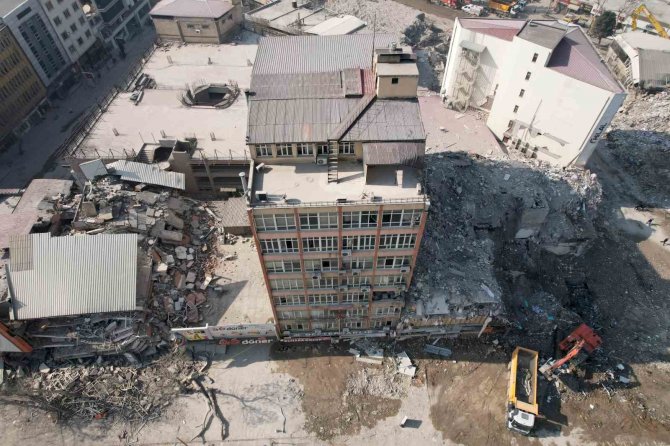 52 Yıl Önce Yapılan Bina Ayakta Kaldı