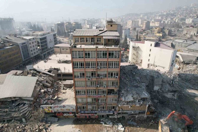 52 Yıl Önce Yapılan Bina Ayakta Kaldı