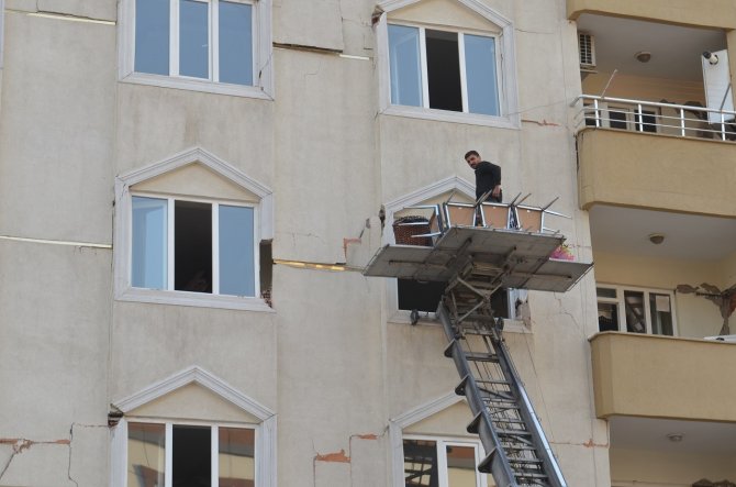 Malatya Depremi De Ders Olmadı, Hasar Gören Binalardan Eşyalar Halen Tahliye Ediliyor
