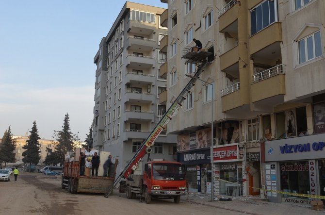 Malatya Depremi De Ders Olmadı, Hasar Gören Binalardan Eşyalar Halen Tahliye Ediliyor
