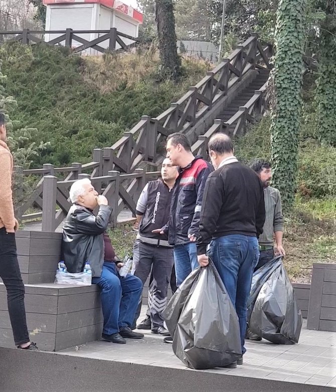 Çekirdek Çöplerini Yere Atan Vatandaşın Savunması Pes Dedirtti