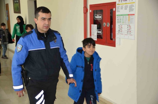 Kars Emniyeti Depremzede Çocukları Unutmadı