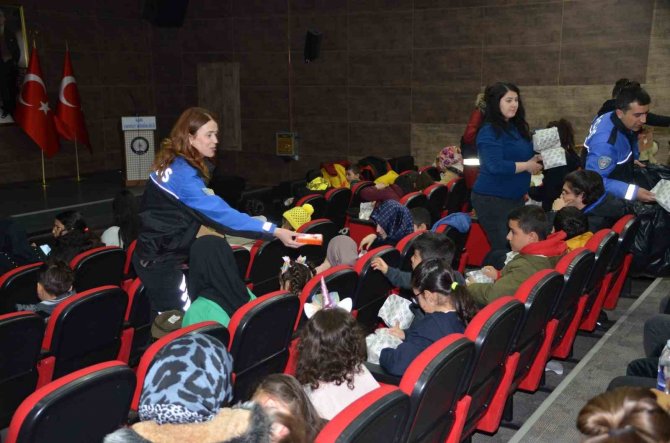 Kars Emniyeti Depremzede Çocukları Unutmadı