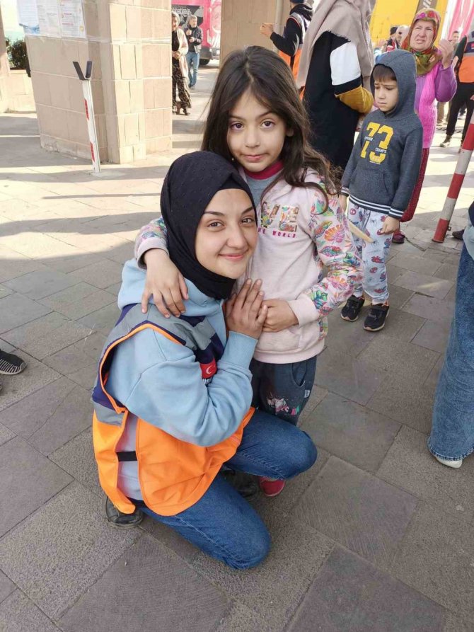 Deprem Bölgesindeki Çalışmalarını Tamamlayan Afad Gönüllüleri Çocuklarla Vedalaştı
