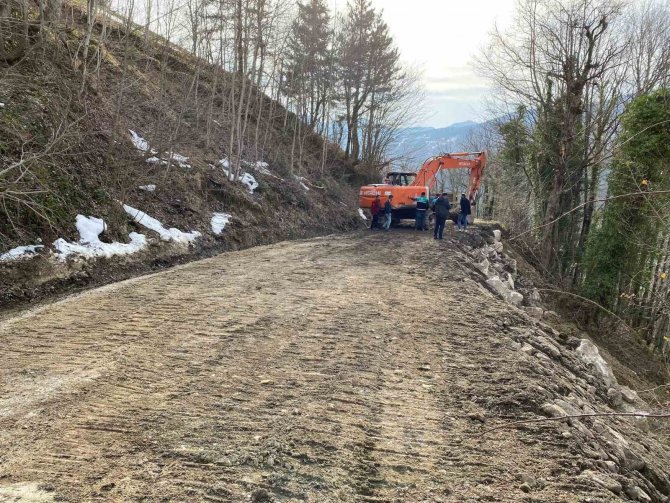 Kastamonu’da Heyelan Sebebiyle Kapanan Yol Ulaşıma Açıldı