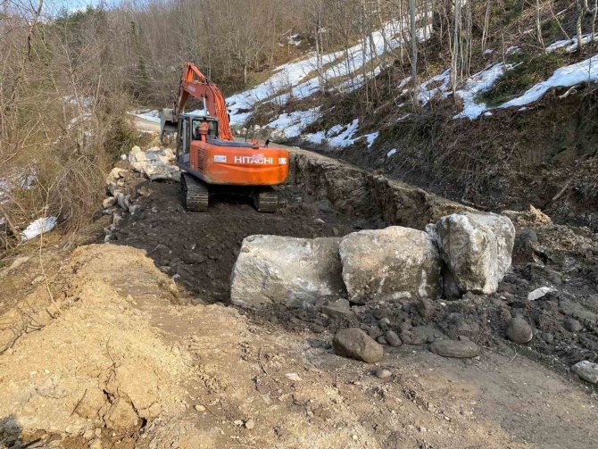 Kastamonu’da Heyelan Sebebiyle Kapanan Yol Ulaşıma Açıldı