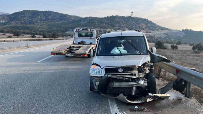 Karşı Şeride Geçen Kamyonet, Bariyerlere Çarparak Durabildi