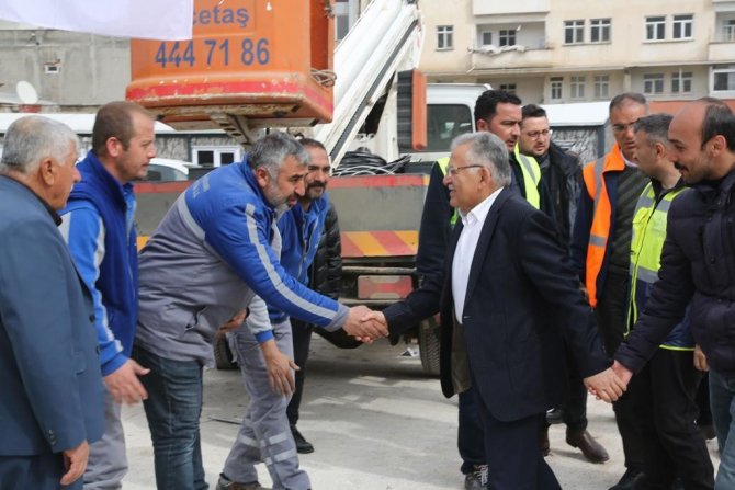 Başkan Büyükkılıç, Vali Çiçek İle Birlikte Konteyner Çarşıda İncelemelerde Bulundu