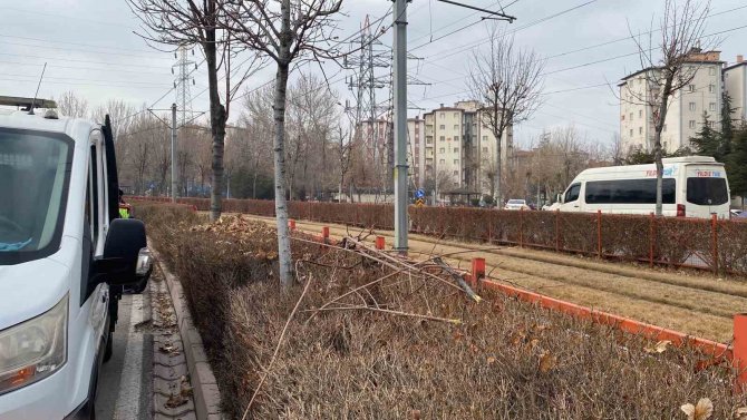 Ambulans Tramvay Yoluna Girdi: 1 Yaralı