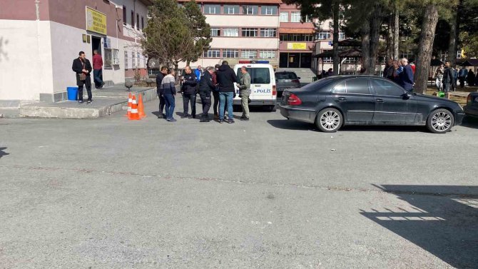 Şaka Yaparken Arkadaşını Bıçakladı