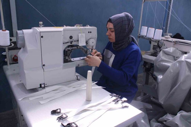 Her İlmeğinde Emek Var: Deprem Bölgesi İçin Çadır Yapıyorlar