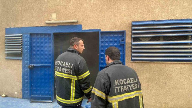 Bi̇m Market Deposunda Yangın: 2 Çalışan Hastanelik Oldu