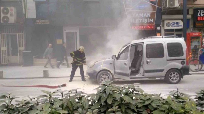 İ̇tfaiye Yangını Söndürdü, Vatandaş Meraklı Gözlerle Olan Biteni İzledi