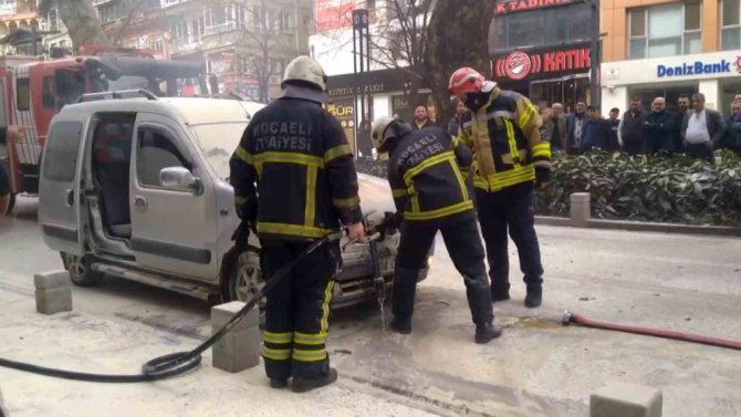 İ̇tfaiye Yangını Söndürdü, Vatandaş Meraklı Gözlerle Olan Biteni İzledi