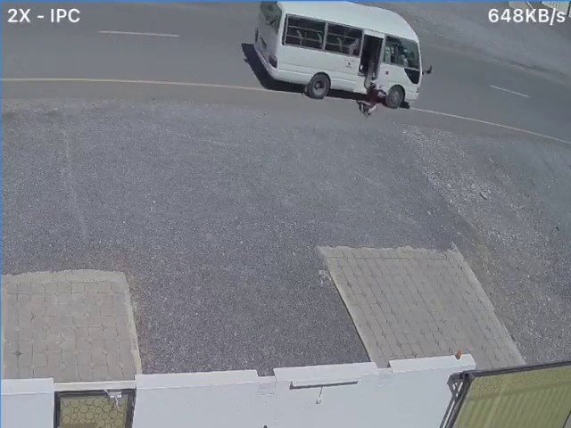 Küçük Kız Hareket Halindeki Minibüsten Düştü, Şoför Yola Devam Etti