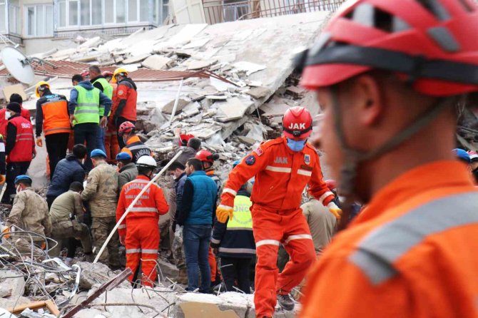 Malatya’da Enkaz Altında Kalanları Arama Kurtarma Çalışmaları Sürüyor