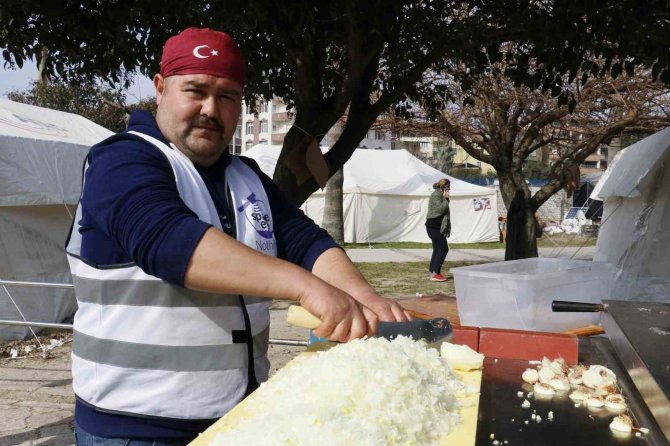 Gurbetçi Mobil Mutfakla Bin 500 Kişiye Yemek Çıkarıyor