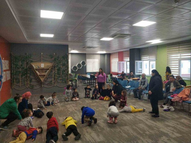 Mskü Eğitim Fakültesinden Misafir Çocuklara Moral Etkinliği