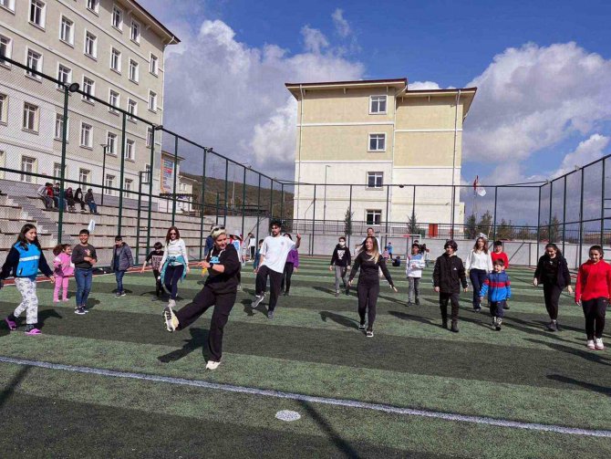 Mskü Eğitim Fakültesinden Misafir Çocuklara Moral Etkinliği