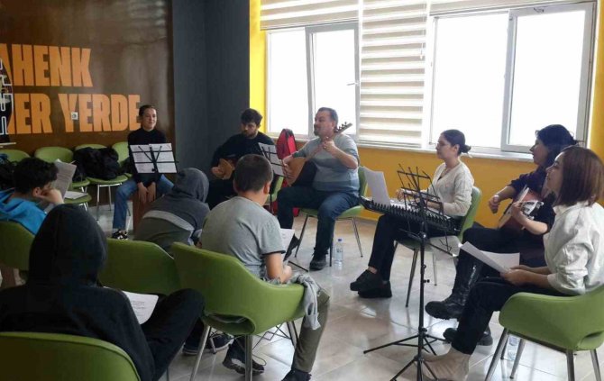 Mskü Eğitim Fakültesinden Misafir Çocuklara Moral Etkinliği