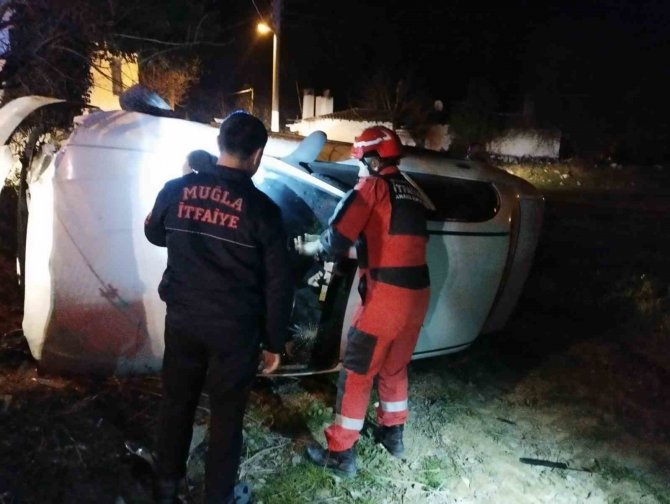 Araçta Sıkışan Vatandaşı İ̇tfaiye Ekipleri Kurtardı