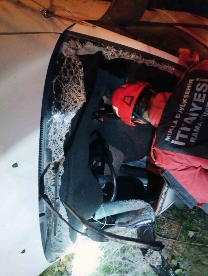 Araçta Sıkışan Vatandaşı İ̇tfaiye Ekipleri Kurtardı
