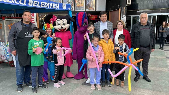Nazilli’de Depremzede Çocuklar İle Kucaklaştılar