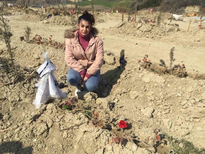 Depremde Hayatını Kaybeden Yeğeninin Mezarına Sünnetliğini Astı