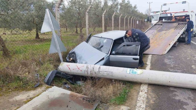 Otomobil Elektrik Direğine Çarptı