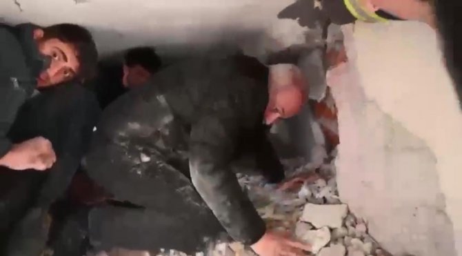 Osmaniye Belediye Başkanı Kara, Enkaza Girip Vatandaşları Sakinleştirmiş