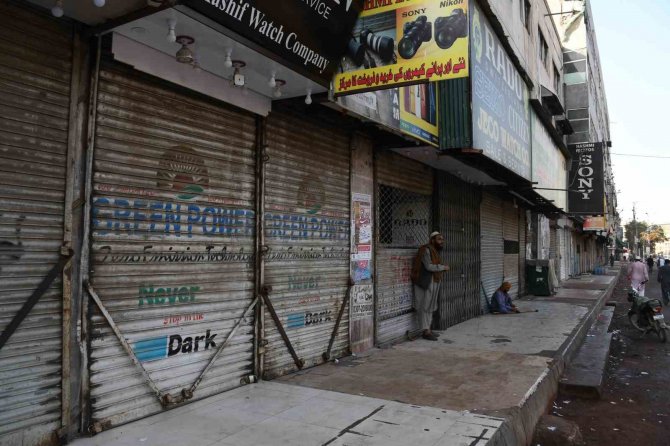 Pakistan’da Esnaf Kepenk İndirdi
