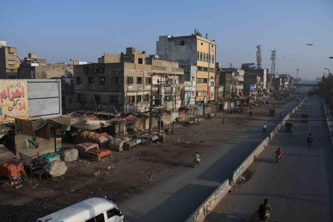 Pakistan’da Esnaf Kepenk İndirdi