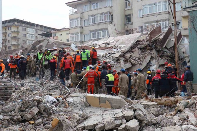 Malatya’da Enkaz Altında Kalanları Arama Kurtarma Çalışmaları Sürüyor