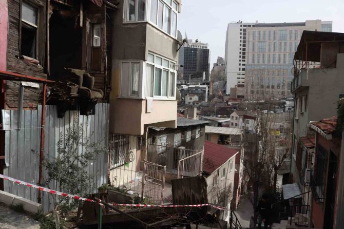 Şişli’de 2 Katlı Metruk Bina Kısmen Çöktü