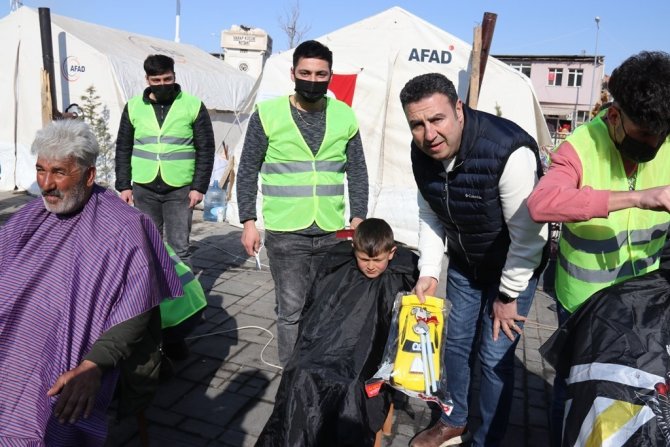 Sivaslı Gönüllü Kuaförler Doğanşehir’de Depremzedeleri Tıraş Etti