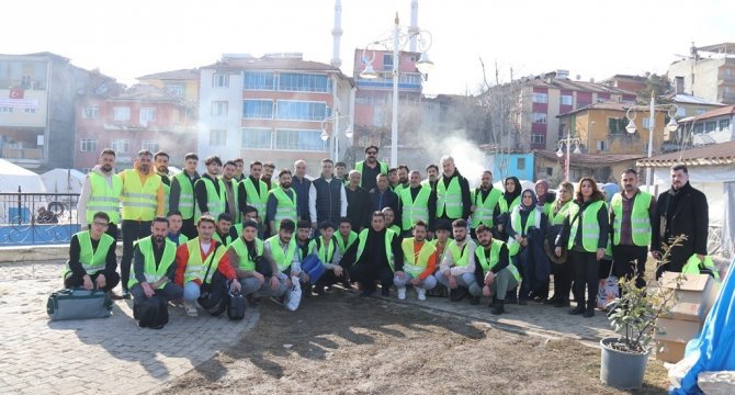 Sivaslı Gönüllü Kuaförler Doğanşehir’de Depremzedeleri Tıraş Etti