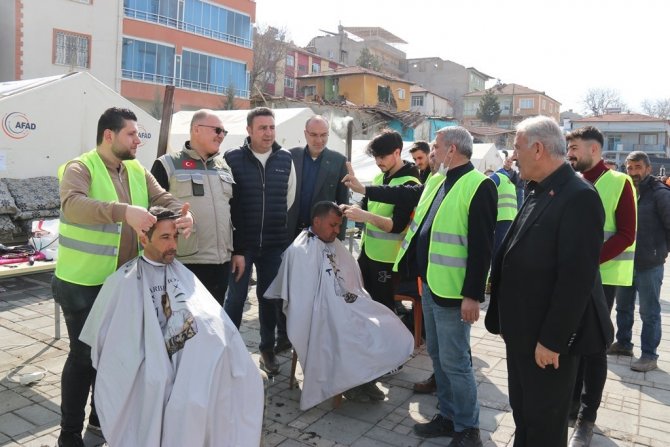 Sivaslı Gönüllü Kuaförler Doğanşehir’de Depremzedeleri Tıraş Etti