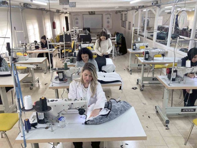 Subü Depremzedeler İçin Kışlık Kıyafet Üretiyor