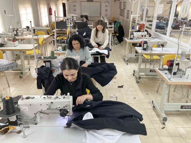 Subü Depremzedeler İçin Kışlık Kıyafet Üretiyor