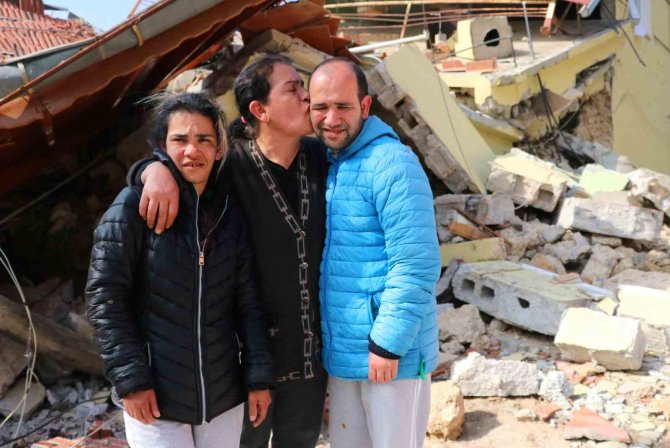 Zihinsel Engelli Çocuklarıyla Balkondan Atlayarak Kurtuldu