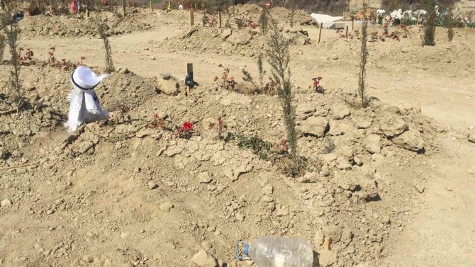 Depremde Hayatını Kaybeden Yeğeninin Mezarına Sünnetliğini Astı