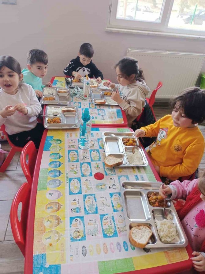 Edremit’te Anaokullarında Yemek Uygulaması Başladı