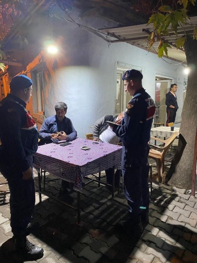 Jandarmanın ’Huzurlu Sokaklar’ Uygulamasında Aranan 10 Şahıs Yakalandı
