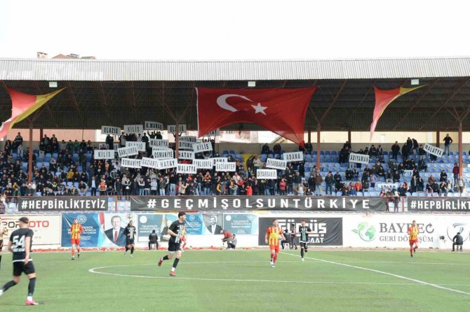 Depremzedeler Yararına Oynanan Dostluk Maçında 700 Bin Tl Hasılat Elde Edildi